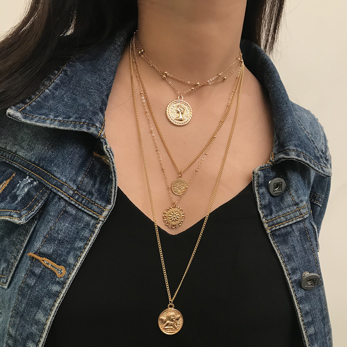 Retro Queen Creative Necklace