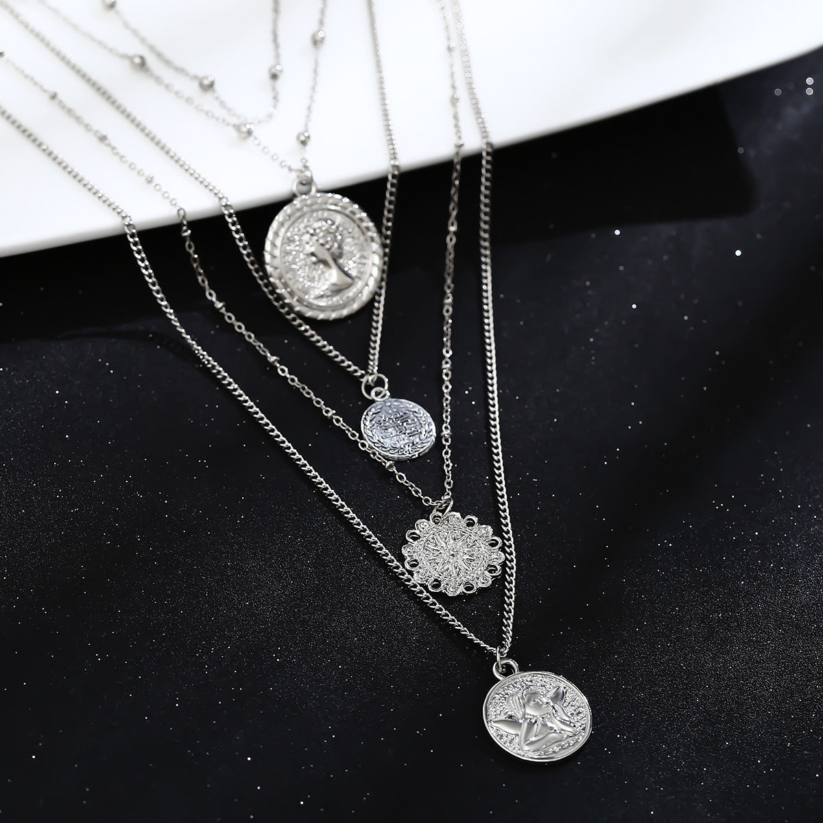 Retro Queen Creative Necklace