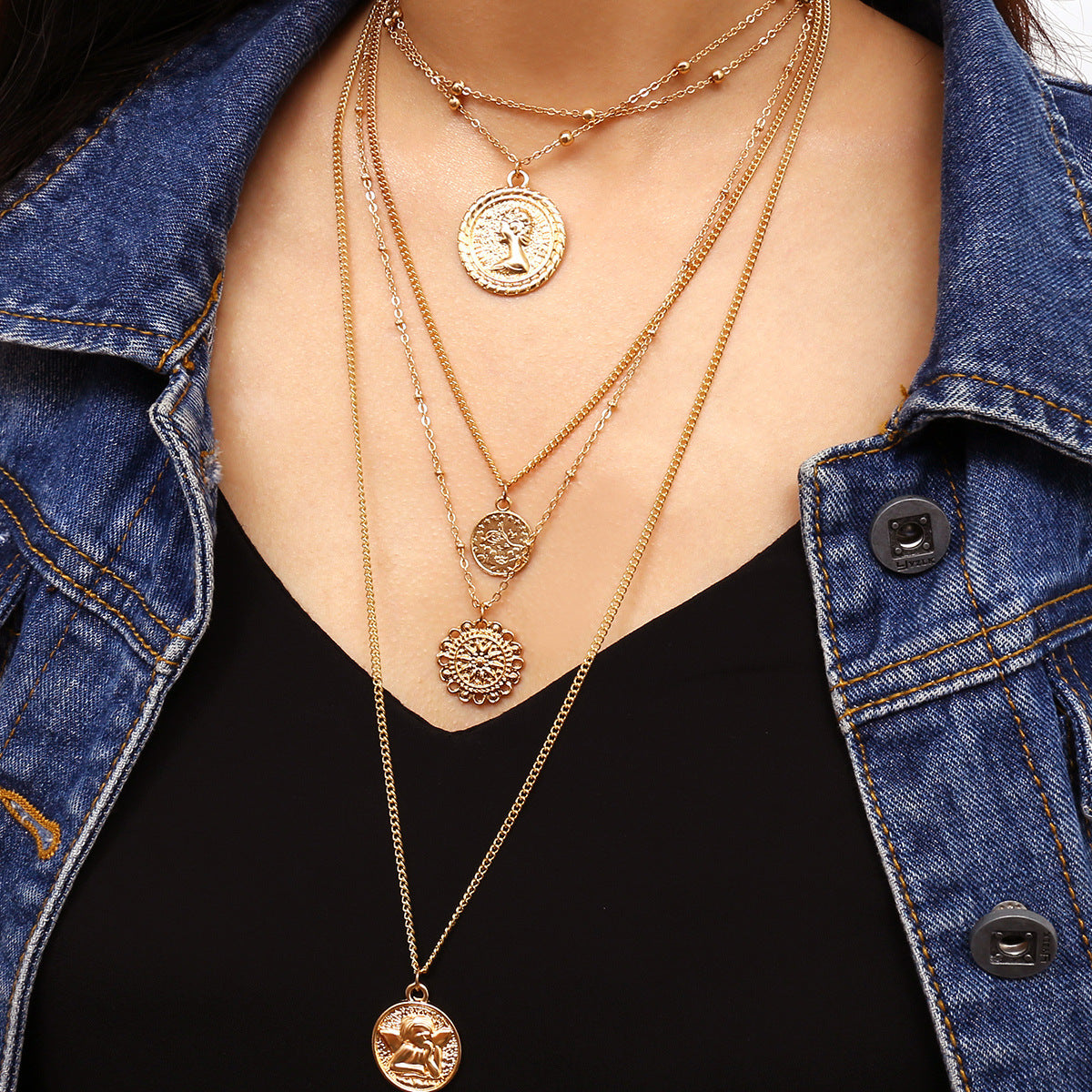 Retro Queen Creative Necklace