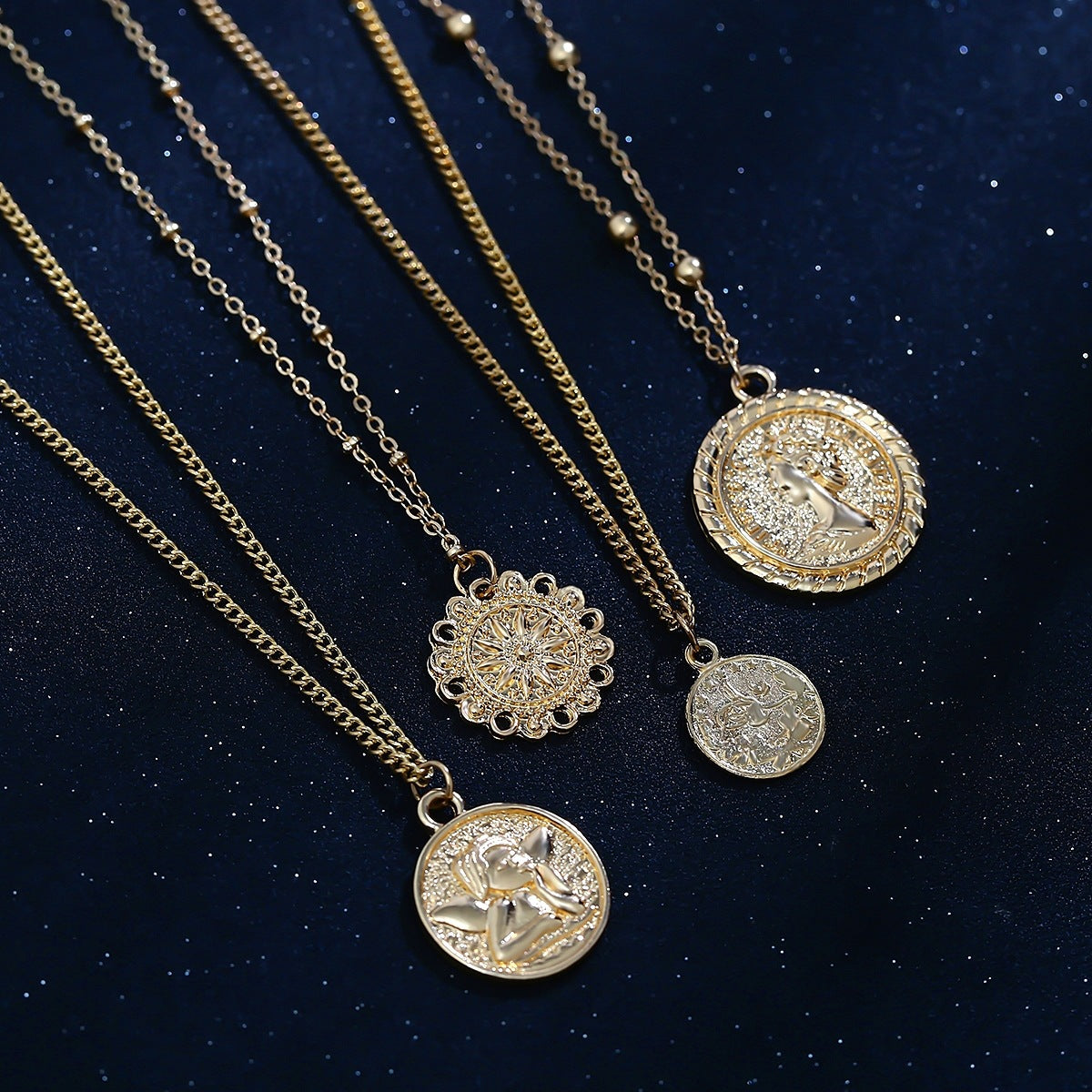 Retro Queen Creative Necklace